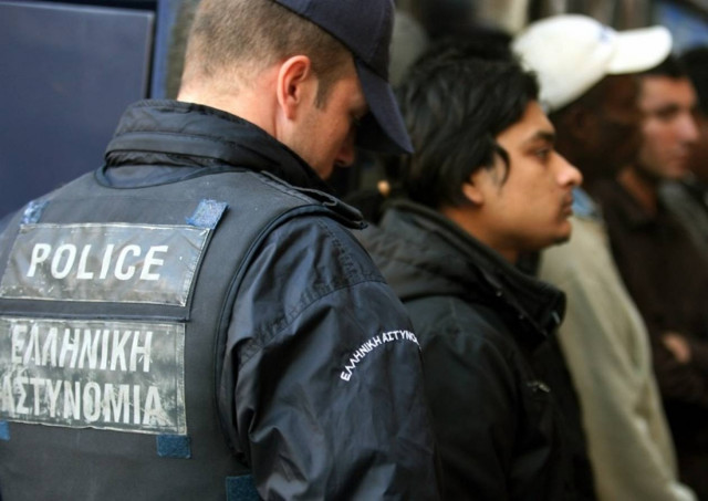 Αστυνομικοί καταδίωκαν μετανάστες μέσα σε σχολείο!