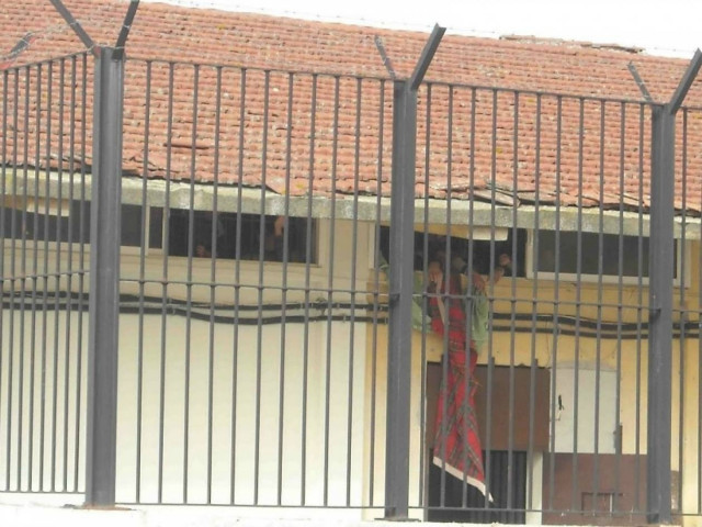 ΤΩΡΑ: Σοβαρά επεισόδια στο κέντρο κράτησης μεταναστών στην Κομοτηνή