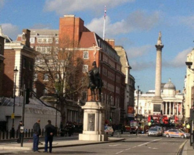 Απίστευτο: Ανέβηκε γυμνός πάνω σε άγαλμα, μέρα-μεσημέρι! (pics)