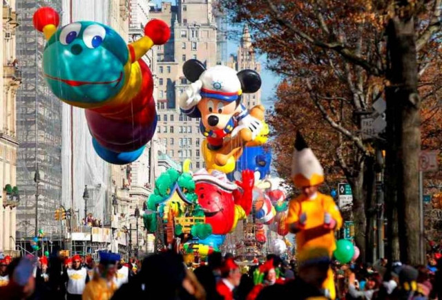 Τεράστια η προσέλευση στην παρέλαση της Ημέρας των Ευχαριστιών (pics)