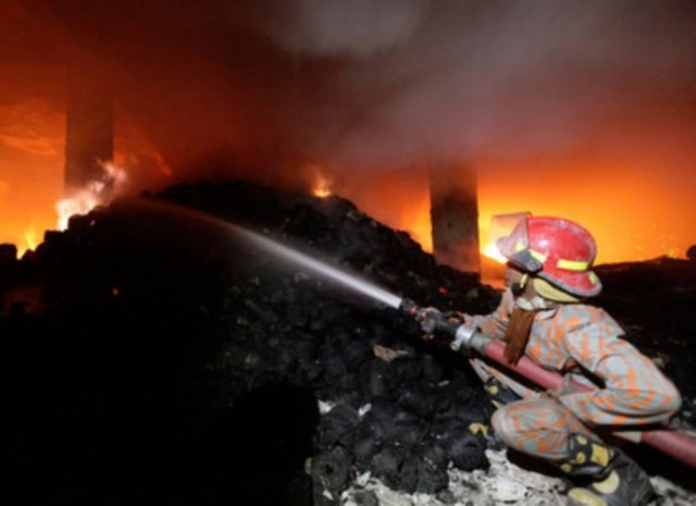Τραγωδία: Πυρκαγιά σε εργοστάσιο έκαψε ζωντανούς 112 ανθρώπους!