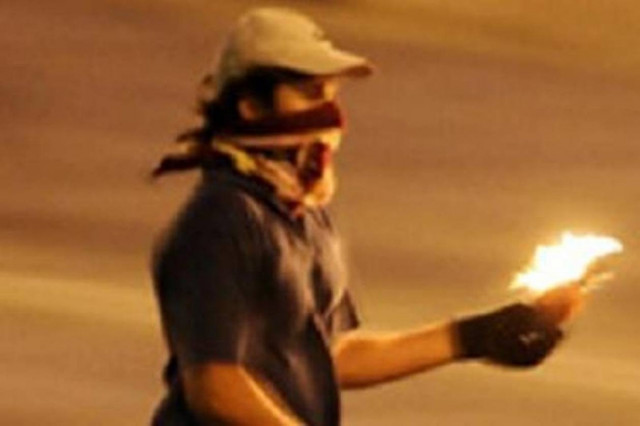 Πέταξαν 25 μολότοφ εναντίον διμοιρίας ΜΑΤ στα Εξάρχεια