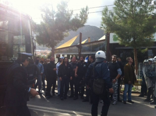 Ένταση στην Χερσόνησο κατά την άφιξη της Χρυσής Αυγής!