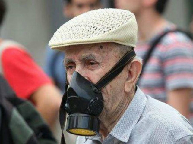 Πέθανε ο «παππούς με τη μάσκα», Βασίλης Παπανίκος