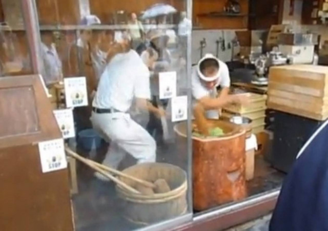 Βίντεο: Πιο γρήγορος και από τον άνεμο... ο Γιαπωνέζος φούρναρης