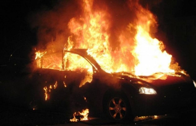Στις φλόγες οχήματα στα Εξάρχεια