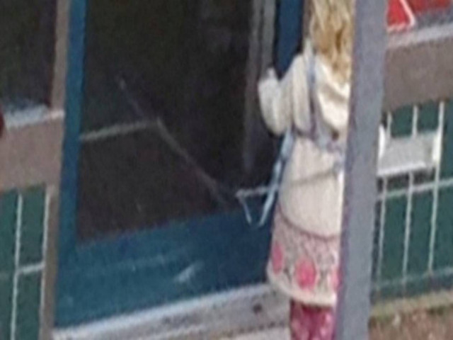 Σοκαριστικό: Έδεσε το παιδί της στην πόρτα για να παίξει... στοίχημα!