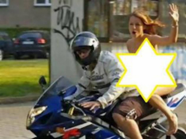 Γυμνή μηχανόβια πήρε κλήση επειδή δεν φορούσε... κράνος!