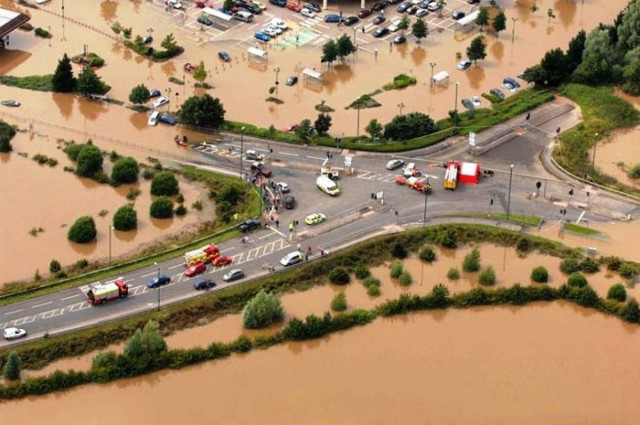 Σφοδρή κακοκαιρία αφήνει πίσω νεκρούς και πλημμύρες στη Μ. Βρετανία