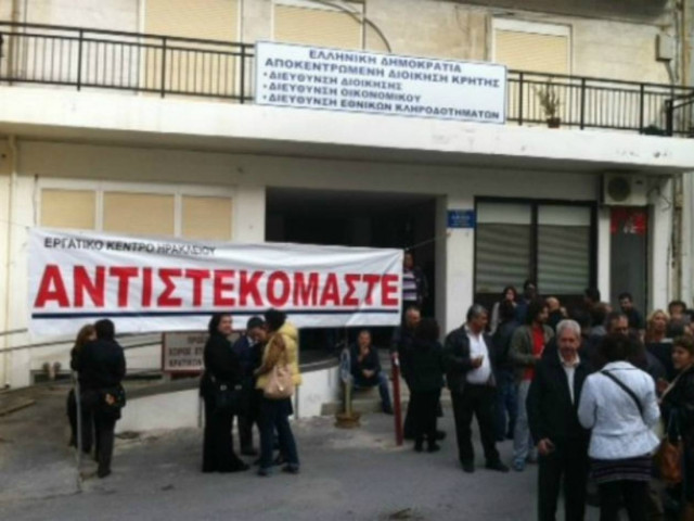 ΤΩΡΑ:Έκοψαν με τροχό την πόρτα για να σπάσουν την κατάληψη