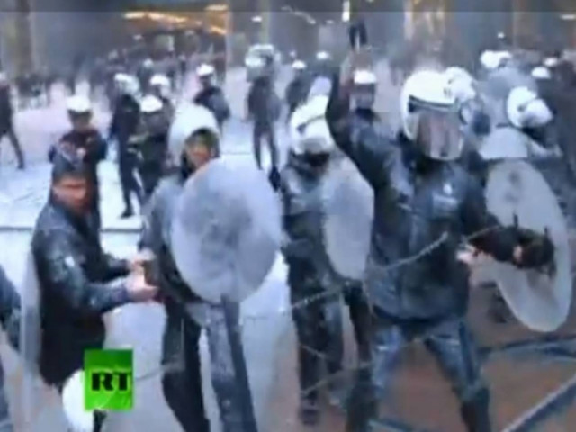 Βίντεο: Αγρότες ψέκασαν με γάλα αστυνομικούς και το Ευρωκοινοβούλιο