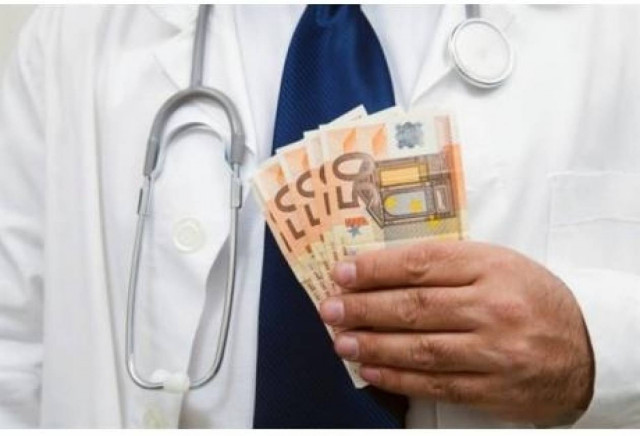 Αφαιρέθηκε η άδεια γιατρού που χρηματίστηκε
