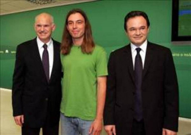 Φωτό – ντοκουμέντο: Ο Κ. Αρσένης αγκαλιά με τον πολιτικό του πατέρα