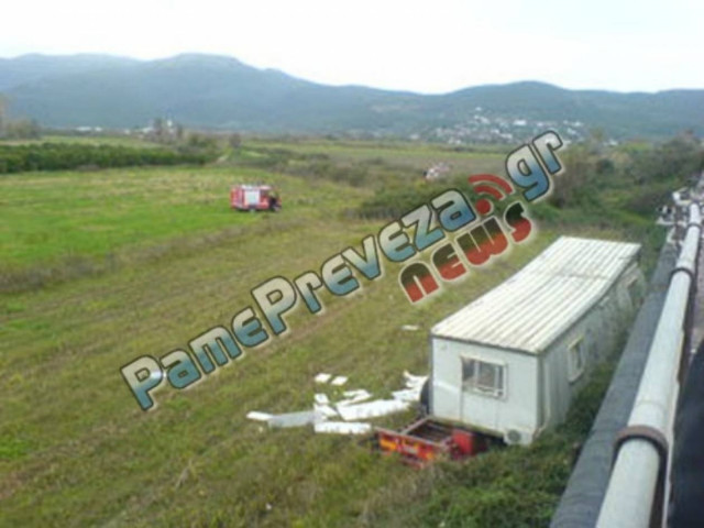 ΠΡΙΝ ΑΠΟ ΛΙΓΟ: Νεκρός οδηγός νταλίκας η οποία έπεσε από γέφυρα