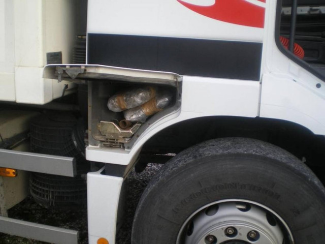 Έφερε στην Ελλάδα με φορτηγό 87 κιλά κάνναβης (pics)