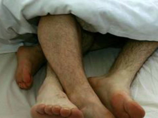 Πάτρα: Έπιασε τον οικοδόμο σύζυγό της με άντρα στο κρεβάτι!