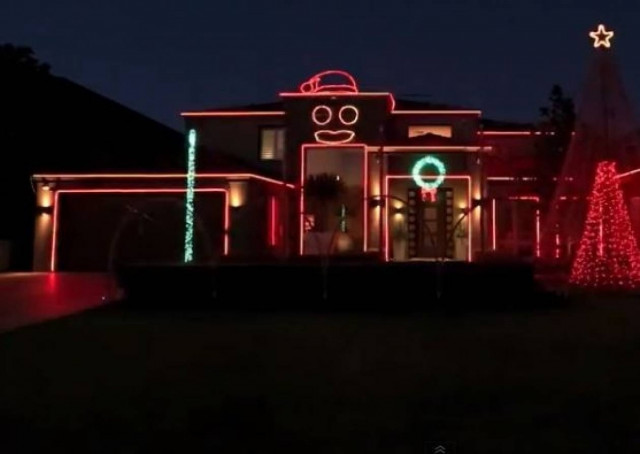 Βίντεο: Χριστουγεννιάτικα λαμπάκια στους ρυθμούς του Gangnam Style