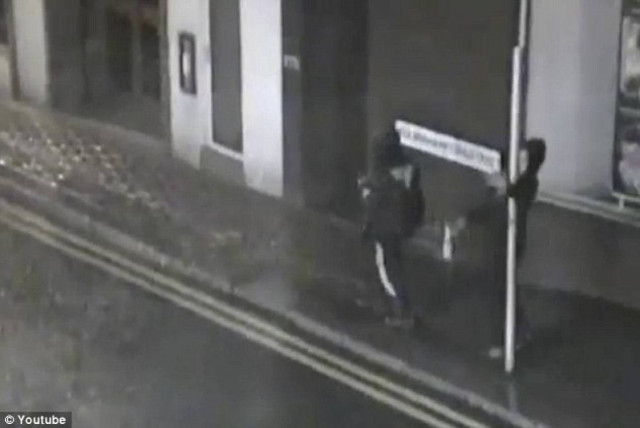 Βίντεο: Χαμός στο YouTube - Να τι παθαίνεις αν δεν βλέπεις μπροστά σου