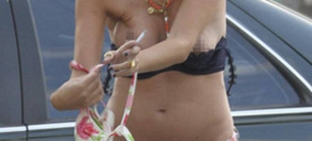 Ηθοποιός άλλαζε εσώρουχα σε πάρκινγκ