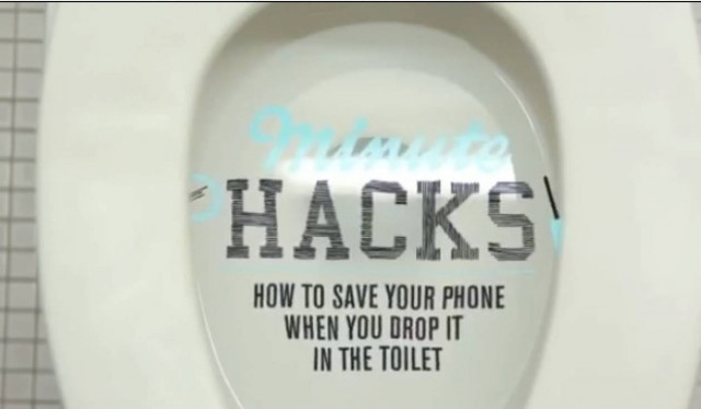 Βίντεο: Πώς να σώσετε το κινητό σας αν πέσει στην… τουαλέτα