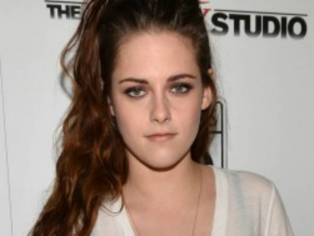 Η σέξι εμφάνιση της Kristen Stewart με το μαύρο εσώρουχο...