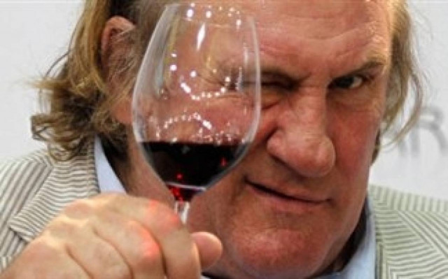 Υπό κράτηση μέχρι να ξεμεθύσει ο Ζεράρ Ντεπαρντιέ