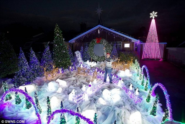 Έβαλε στο σπίτι του 60.000 λαμπάκια (pics)