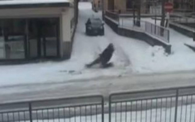 Ξεκαρδιστικό βίντεο: Οι καλύτερες τούμπες του χειμώνα