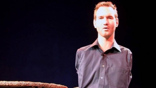 Συγκλονιστικό: 26χρονος χωρίς χέρια και πόδια παραδίδει μαθήματα ζωής