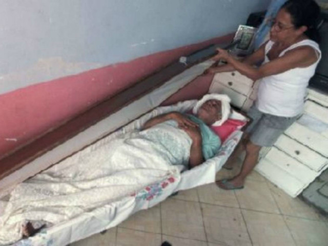 Γιατί αυτός ο άνδρας κοιμάται επί 23 χρόνια μέσα σε φέρετρο;