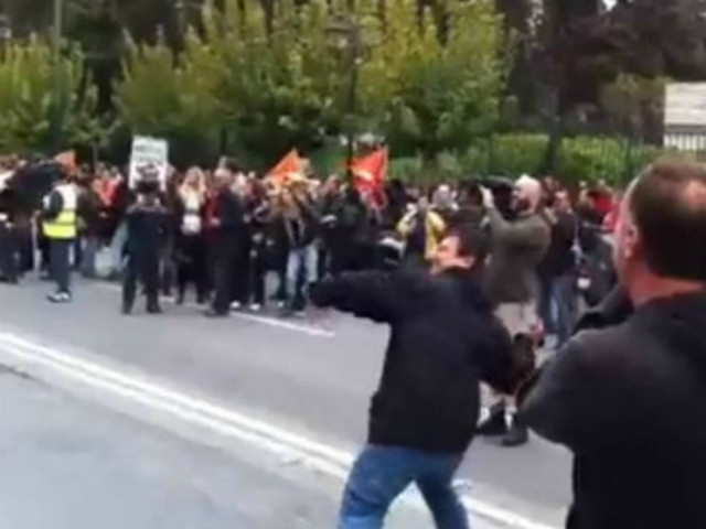 ΠΡΙΝ ΛΙΓΟ: Αυγά και ντομάτες στα ΜΑΤ από υπαλλήλους ΟΤΑ