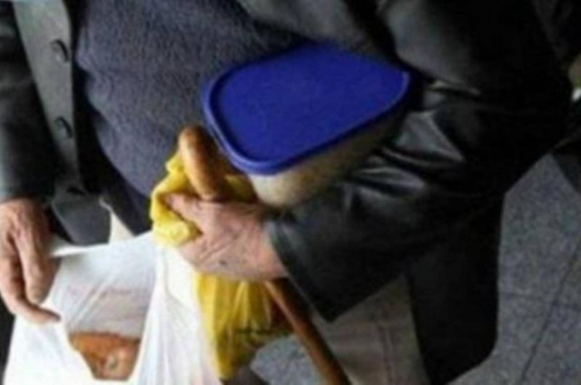 Μοιράζουν τρόφιμα σε απόρους στα Τρίκαλα