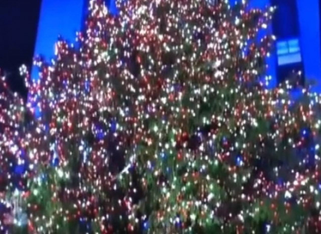 Βίντεο: Φωτίστηκε το πιο διάσημο χριστουγεννιάτικο δέντρο