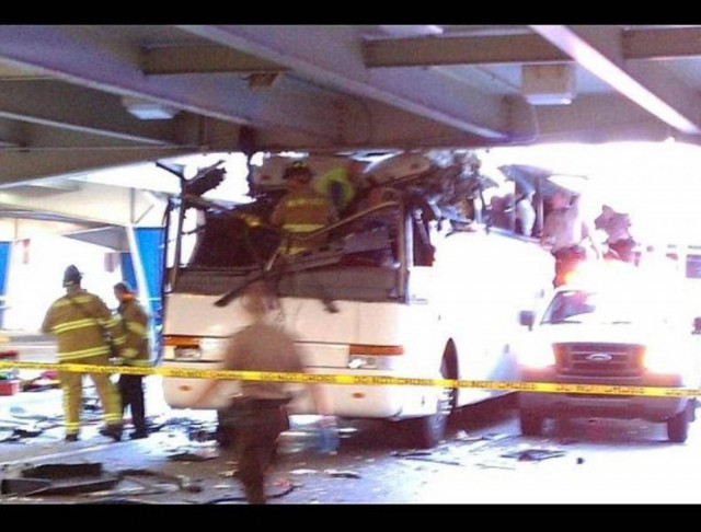 Διώροφο λεωφορείο έπεσε σε γέφυρα και διαλύθηκε