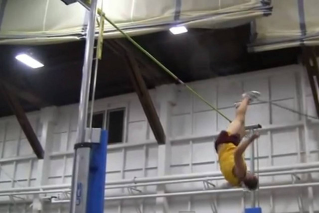 Δείτε τη συγκλονιστική πτώση του αθλητή! (βίντεο)