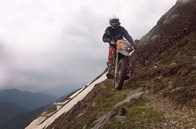 Απίστευτο: Διέσχισε τα Ιμαλάια με ... μηχανή!(βίντεο)