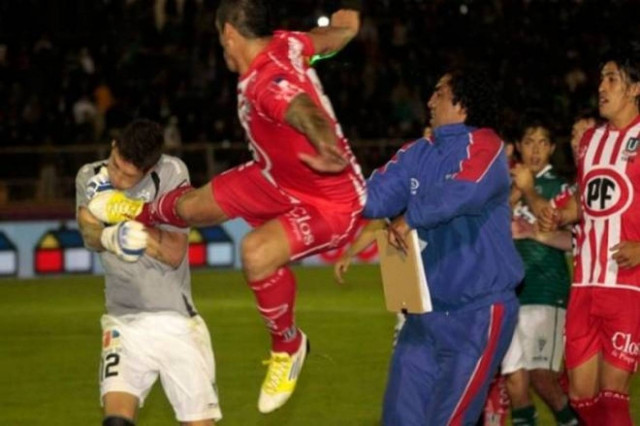 Ποδοσφαιριστής... νίντζα βγάζει νοκ άουτ τερματοφύλακα (video)