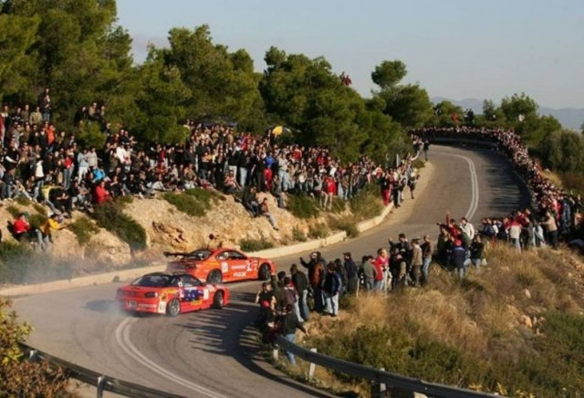 Αγωνιστικό όχημα χτύπησε 4 θεατές