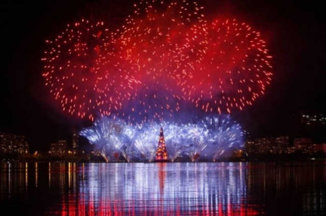 Δείτε το μεγαλύτερο πλωτό χριστουγεννιάτικο δέντρο!(pics)