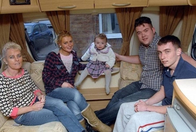 Το φάντασμα του σπιτιού τους έκανε...έξωση