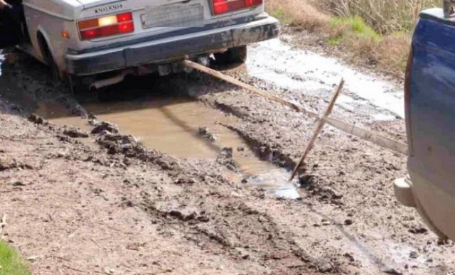 Οδηγοί στο έλεος του καιρού - Κόλλησαν με τα ΙΧ στη λάσπη!