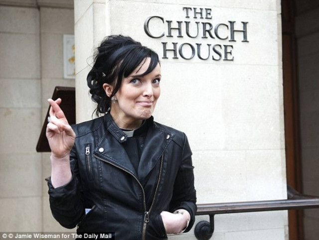 Σκάνδαλο: Η ηγουμένη φορούσε... Prada (pics)