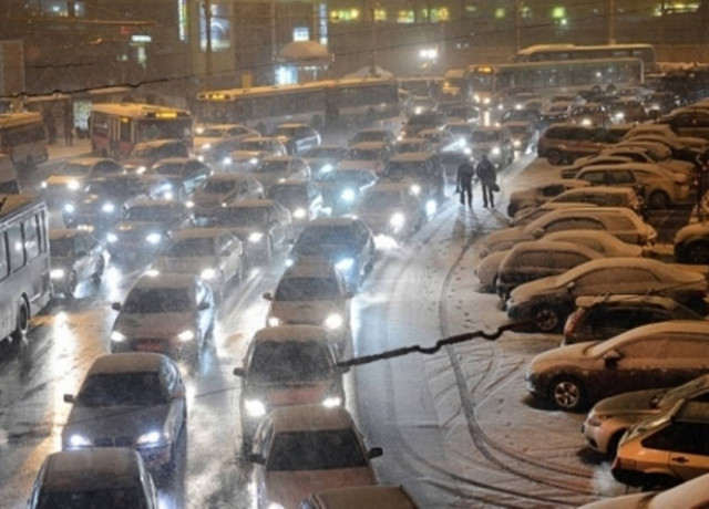 Ρωσία: Συνεχίζονται οι χιονοπτώσεις και τα μποτιλιαρίσματα