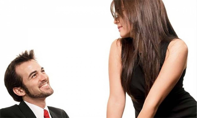 Χειρότεροι οι άνδρες στη δουλειά τους όταν έχουν... όμορφη συνάδελφο