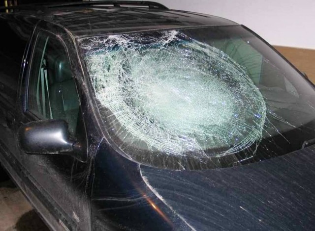 Επίθεση με... σκαμπό σε όχημα του ΣΥΡΙΖΑ