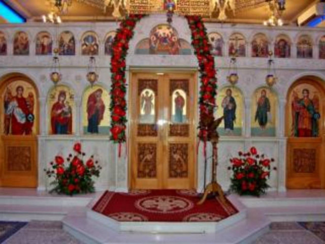 Οι... πιστοί κρύφτηκαν στον γυναικωνίτη και άδειασαν την εκκλησία