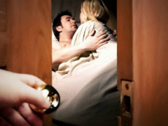 Σάλος στη Ρόδο: Έπιασε στα πράσα την σύζυγο του με τον αντιδήμαρχο!