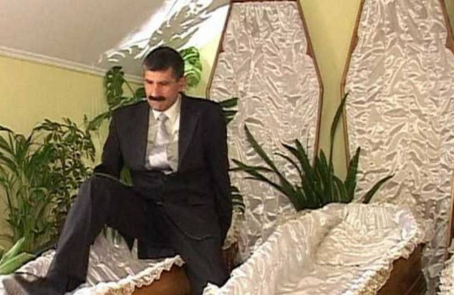 Βίντεο: Αντιμετωπίστε το θάνατο με «φερετρο-θεραπεία»