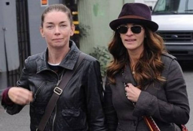 Γιατί η Julia Roberts περπατά χέρι χέρι με άλλη γυναίκα;