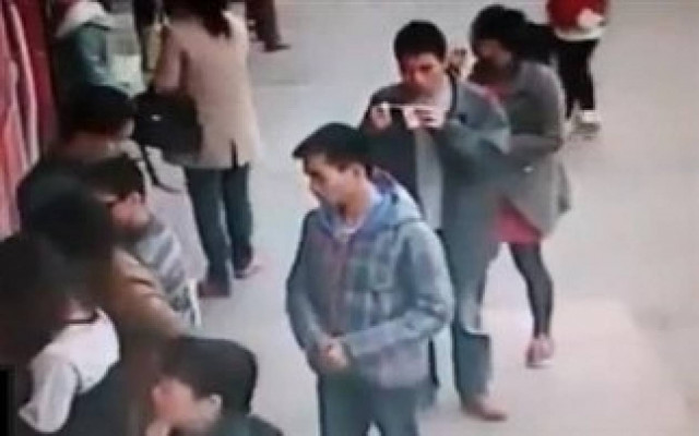 Βίντεο: Δείτε πως κλέβει ανυποψίαστους με... ξυλάκια κινέζικου!